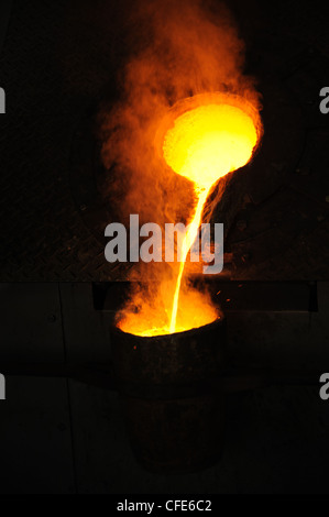 Fonderia - metallo fuso versato dalla siviera per colaggio - still life Foto Stock