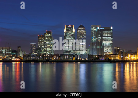 Canary Wharf financial district visto oltre il fiume Thames, London, Regno Unito Foto Stock