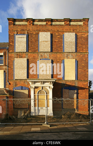 Imbarcati in alto edificio in fase di ristrutturazione, Albert Road, Cleethorpes, nel nord-est della contea del Lincolnshire. Foto Stock