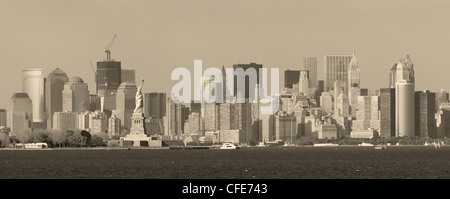 New York City inferiore dello skyline di Manhattan in bianco e nero con la Statua della Libertà e urban skyline della città sul fiume vista panorama. Foto Stock