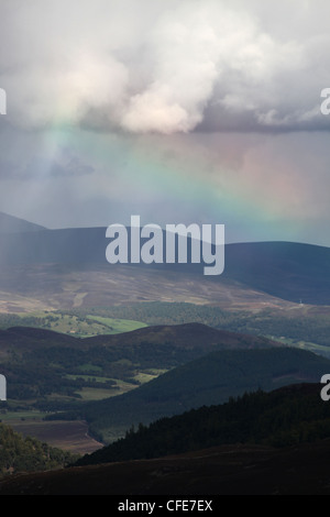 Area di Braemar, Scozia. Spettacolare vista in elevazione dei Grampians da Morrone collina sopra il villaggio di Braemar. Foto Stock