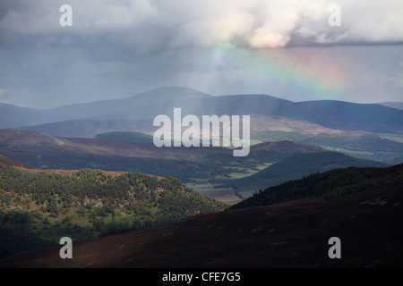 Area di Braemar, Scozia. Spettacolare vista in elevazione dei Grampians da Morrone collina sopra il villaggio di Braemar. Foto Stock