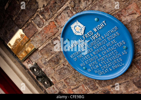 Regno Unito, Inghilterra, Yorkshire, Thirsk, Kirkgate, Blu Alf Wight la placca al di fuori James Herriot la chirurgia, Foto Stock