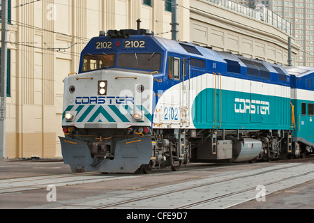 Amtrak coaster treno che passa attraverso il centro cittadino di San Diego vicino a Santa Fe stazione ferroviaria-San Diego, California, USA. Foto Stock