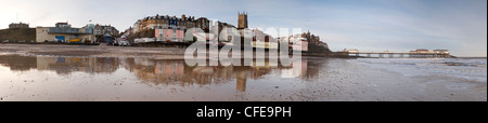 Una panoramica del Cromer all'alba, compreso il molo,beach, la chiesa e la città Foto Stock