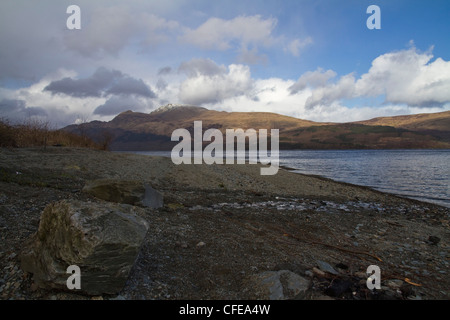 Guardando dalla riva del Loch Lomond attraverso di Ben Lomond nella distanza, Highlands scozzesi Foto Stock