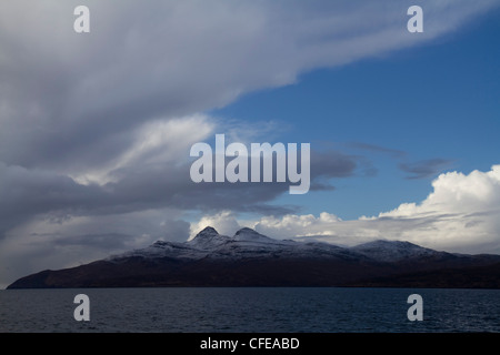 Una vista di Rum con montagne innevate presi dal piccolo traghetto Isles Foto Stock