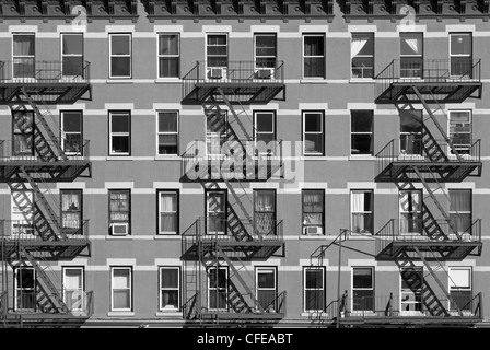 Un edificio di appartamenti nella città di New York assume un modello geometrico nel sole del pomeriggio. Foto Stock