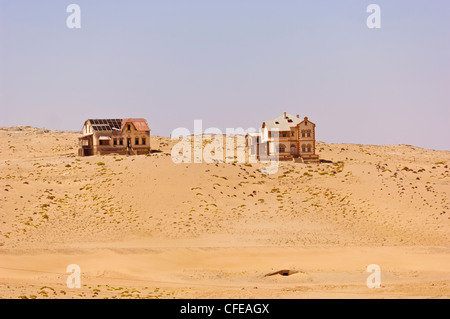 Case abbandonate del settore minerario della città fantasma Kolmanskop vicino a Luderitz, Namibia Foto Stock