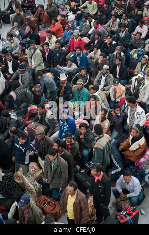 Aeroporto di Djerba. La Tunisia. Circa 15.000 profughi evacuati dalla Libia in attesa di aerei per prendere il loro ritorno a casa. 2011 Foto Stock