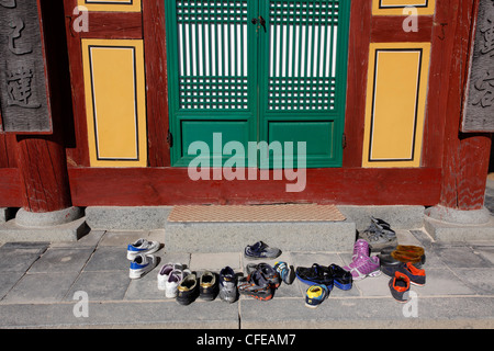 Scarpe fuori la porta di Seokguram tempio Buddista complesso in Gyeongju, Corea del Sud Foto Stock