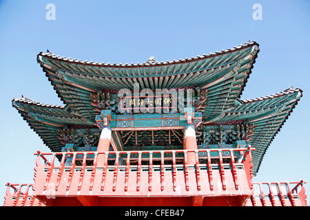 Colorato decorato da travi di legno del tetto degli edifici intorno Seokguram tempio Buddista complesso in Gyeongju, Corea del Sud Foto Stock