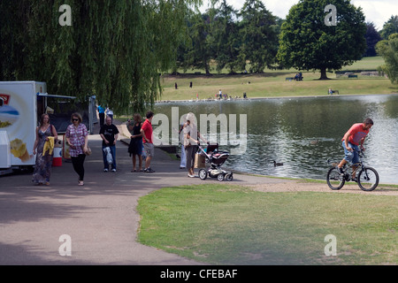 Verulamium Park. St Albans. Hertfordshire. Home Counties; Inghilterra. Summer Weekend utilizzo del parco. Foto Stock