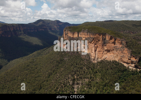 Le scogliere di Hanging rock formazione presso il Parco nazionale Blue Mountains nel Nuovo Galles del Sud, Australia Foto Stock