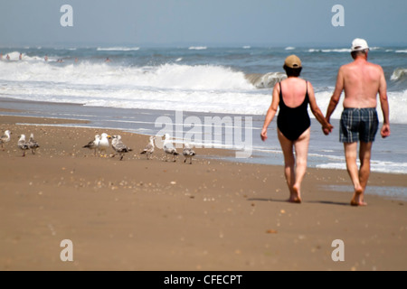 Una coppia di anziani facendo una passeggiata sulla spiaggia Foto Stock