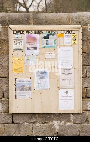 Consiglio parrocchiale bacheca sul muro di pietra (comunità avvisi, informazioni & inserzioni per gli eventi visualizzati) - Villaggio Leathley North Yorkshire, Inghilterra. Foto Stock