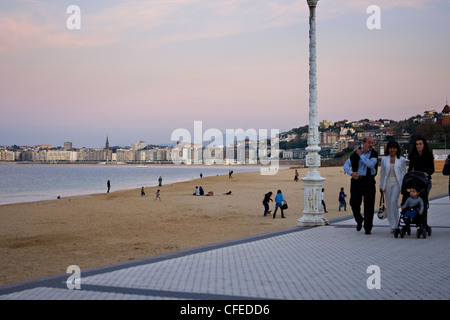 Playa de Ondarreta al crepuscolo, Donostia San Sebastian, Paesi Baschi, Spagna Foto Stock