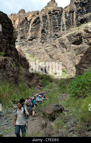 Walkers a Masca gorge, Tenerife, Isole Canarie Foto Stock