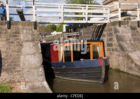 Narrowboat emergenti, dopo il passaggio attraverso l'aumento di cinque serrature - Bingley, Leeds Liverpool Canal, West Yorkshire, Inghilterra. Foto Stock