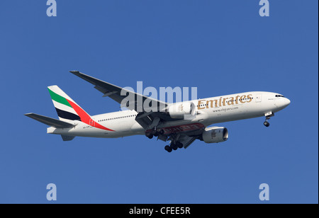 Boeing 777-200 di Emirates Airlines preparando per l'atterraggio a Doha, in Qatar Foto Stock