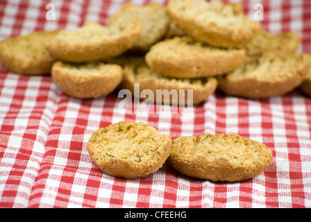 Pane appena sfornato croccante pane con formaggio brie oltre il bianco e il rosso in panno Foto Stock