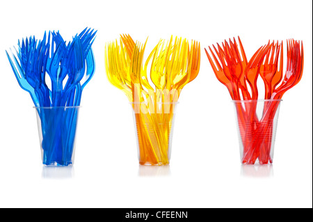 Stoviglie monouso. Set di plastica colorata forche in vetri trasparenti su sfondo bianco Foto Stock