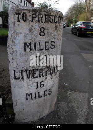 Milepost a Prescot 8 miglia, Liverpool 16 miglia su un57 a Liverpool Road, Penketh, Cheshire, Inghilterra, Regno Unito Foto Stock