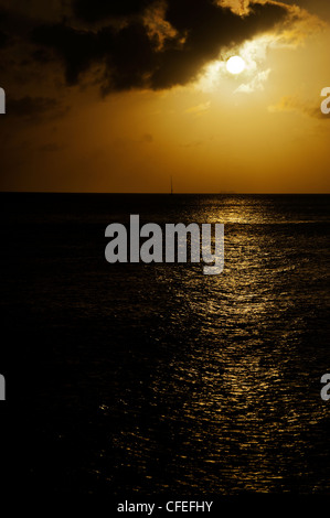 Tramonto spettacolare a Grand Case, Saint Martin (Francese Saint-Martin; Olandese: Sint Maarten) un'isola del nord-est dei Caraibi Foto Stock