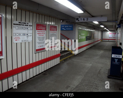 Banca interna banchina della stazione ferroviaria di Warrington, Nord Ovest Inghilterra, Cheshire, Inghilterra, Regno Unito Foto Stock