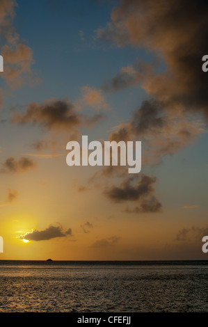 Tramonto spettacolare in Grand Cast, Saint Martin (Francese Saint-Martin; Olandese: Sint Maarten) un'isola del nord-est dei Caraibi Foto Stock