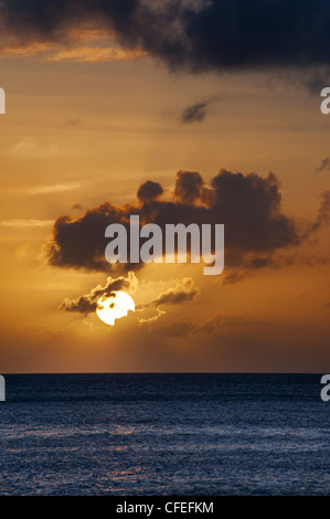 Tramonto spettacolare a Grand Case, Saint Martin (Francese Saint-Martin; Olandese: Sint Maarten) un'isola del nord-est dei Caraibi Foto Stock