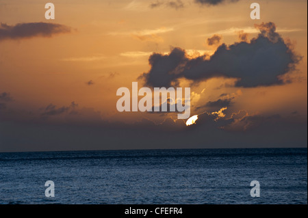 Tramonto spettacolare a Grand Case, Saint Martin (Francese Saint-Martin; Olandese: Sint Maarten) un'isola del nord-est dei Caraibi Foto Stock