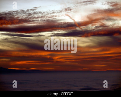 Red e Blue Clouds nell'Ebro's valley al tramonto Foto Stock