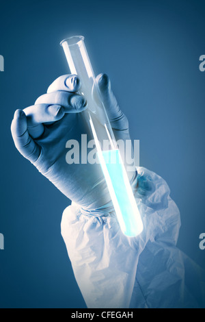 Verticale di colpo di mano guantata tenendo un tubo di vetro pieno di reagente Foto Stock