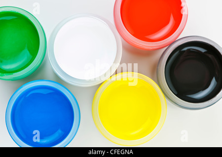 Aprire i contenitori in plastica di vernice in colori primari vista superiore Foto Stock