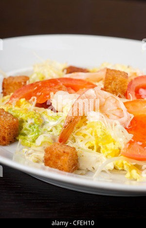 Insalata di gamberetti tiger, lattuga, cavolo cinese, pomodoro, aglio fette biscottate, parmigiano e salsa Foto Stock