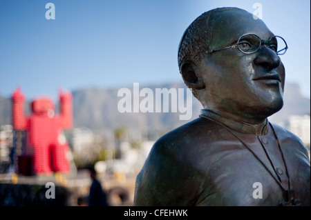 L'arcivescovo Desmond Tutu statua presso il Victoria and Alfred Waterfront Città del Capo Sud Africa Foto Stock