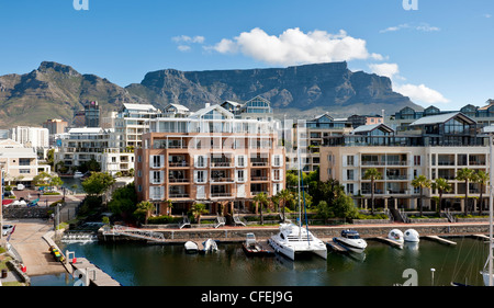 La Montagna della Tavola da Cape Grace Hotel presso il Victoria and Alfred Waterfront Foto Stock