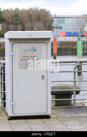 Scottish Agenzia per la protezione ambientale, la SEPA, qualità delle acque della stazione di monitoraggio sulle rive del fiume Clyde, Glasgow, Scozia Foto Stock