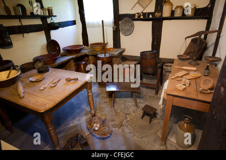 Warwickshire, Stratford on Avon, Shottery, Anne Hathaway's Cottage interno, dispensa Foto Stock