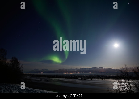 Attiva le luci del nord su Cook Inlet e Chugach Mountains in Alaska centromeridionale, Marzo 2012 Foto Stock