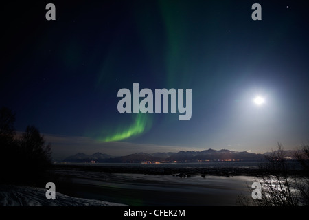 Attiva le luci del nord su Cook Inlet e Chugach Mountains in Alaska centromeridionale, Marzo 2012 Foto Stock