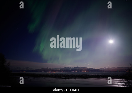 Attiva le luci del nord su Cook Inlet e Chugach Mountains in Alaska centromeridionale Foto Stock