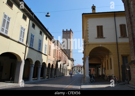 Castelleone village con porticato e la torre medievale, Cremona, Lombardia, Italia Foto Stock