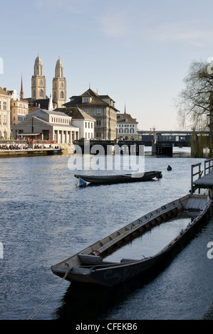 Barche sul fiume Limmat e Zurigo il vecchio centro della città Foto Stock