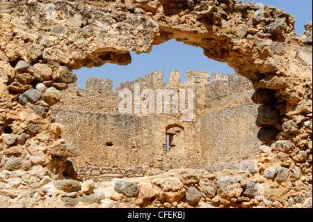 Vista della fortezza veneziana a Frangokastello sulla costa sud di Creta in provincia di Chania. Foto Stock