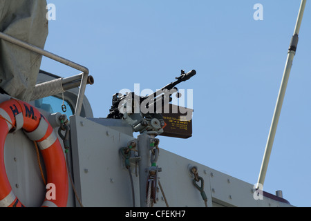 Una mitragliatrice su di un lato della marina britannica nave da guerra Foto Stock