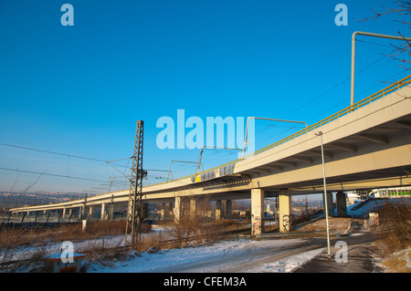 Ohrada a Palmovka tram viadotto ponte (1990) Praga Repubblica Ceca Europa Foto Stock