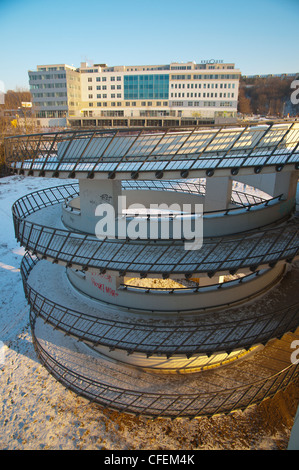 Scalette pedonali di Ohrada a Palmovka tram viadotto ponte (1990) alla fermata Krejcarek Praga Repubblica Ceca Europa Foto Stock