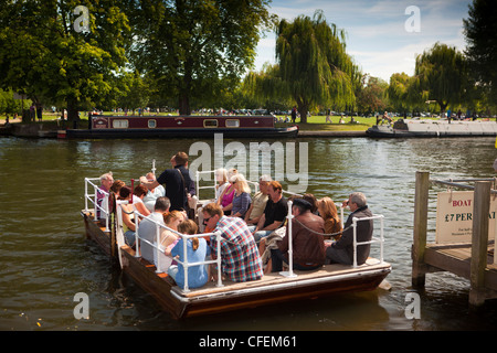 Warwickshire, Stratford on Avon, visitatori che attraversano il fiume Avon, sulla catena azionata ferry Foto Stock